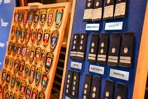 Policjanci oraz uczestnicy konferencji w auli Politechniki Rzeszowskiej podczas wykładów