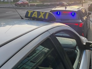 Policjanci kontrolują kierowców w ramach działań"Na aplikację". na zdjęciach pojazdy i funkcjonariusze