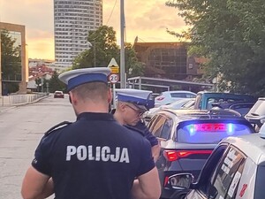 Policjanci kontrolują kierowców w ramach działań"Na aplikację". na zdjęciach pojazdy i funkcjonariusze