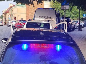 Policjanci kontrolują kierowców w ramach działań"Na aplikację". na zdjęciach pojazdy i funkcjonariusze