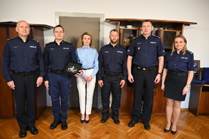 komendant wojewódzki policji w swoim gabinecie wręcza policjantom pamiątkowe grawertony