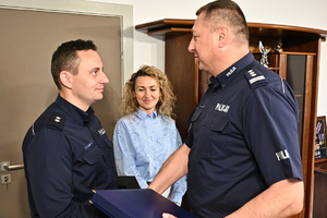 komendant wojewódzki policji w swoim gabinecie wręcza policjantom pamiątkowe grawertony