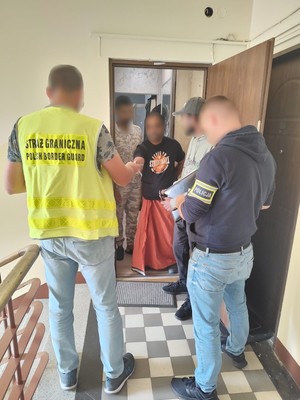 Policjanci wraz z osobami poszukiwanymi.