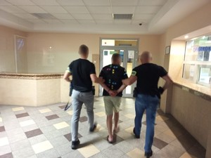 Policjanci wraz z osobami poszukiwanymi.