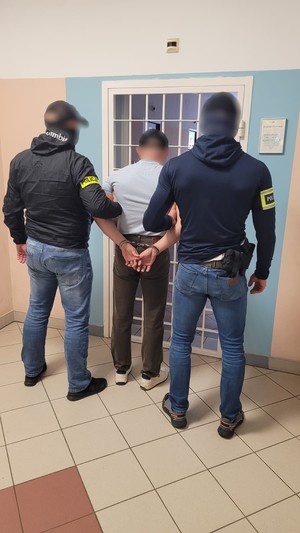 Policjanci wraz z osobami poszukiwanymi.