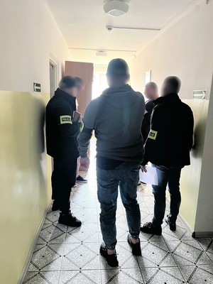 Policjanci wraz z osobami poszukiwanymi.