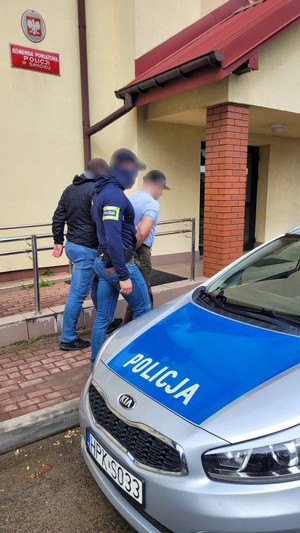 Policjanci wraz z osobami poszukiwanymi.