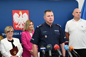 przedstawiciele służb i instytucji podczas briefingu prasowego &amp;quot;Bezpieczne Wakacje&amp;quot;