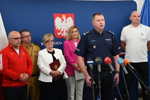 przedstawiciele służb i instytucji podczas briefingu prasowego &amp;quot;Bezpieczne Wakacje&amp;quot;