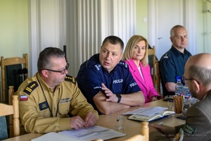 Przedstawiciele służb i instytucji podczas posiedzenia dotyczącego bezpieczeństwa podczas zbliżających się wakacji.
