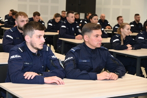 umundurowani policjanci zgromadzeni na auli podczas zakończenia kursu podoficerskiego