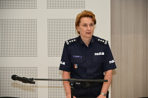 umundurowani policjanci zgromadzeni na auli podczas zakończenia kursu podoficerskiego