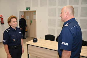 umundurowani policjanci zgromadzeni na auli podczas zakończenia kursu podoficerskiego