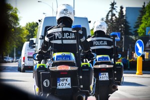 Policjanci jadący na motocyklach