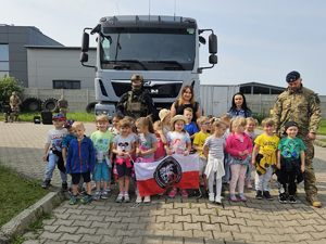 Przedszkolaki na spotkaniu z policyjnymi kontrterrorystami