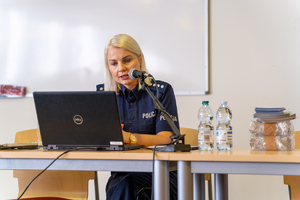 Policjantka KWP Rzeszów i uczestnicy szkolenia wychowawców placówek wypoczynku