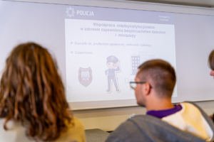 Policjantka KWP Rzeszów i uczestnicy szkolenia wychowawców placówek wypoczynku