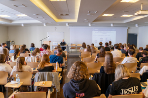 Policjantka KWP Rzeszów i uczestnicy szkolenia wychowawców placówek wypoczynku