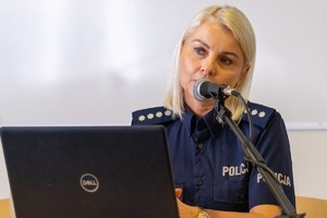 Policjantka KWP Rzeszów i uczestnicy szkolenia wychowawców placówek wypoczynku