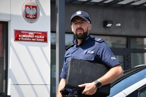 Dzielnicowy sierżant Tomasz Majowicz z Komisariatu Policji w Rudniku nad Sanem podczas służby