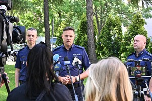 Policjanci podczas briefingu prasowego z dziennikarzami