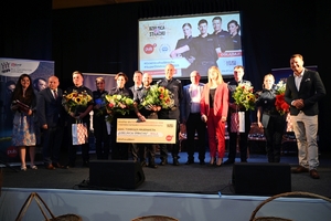 Policjanci i organizatorzy konkursu podczas uroczystej gali