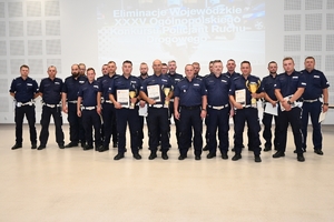 Policjanci ruchu drogowego podczas zakończenia konkursu w auli Oddziału Prewencji Policji w Rzeszowie - wręczenie nagród