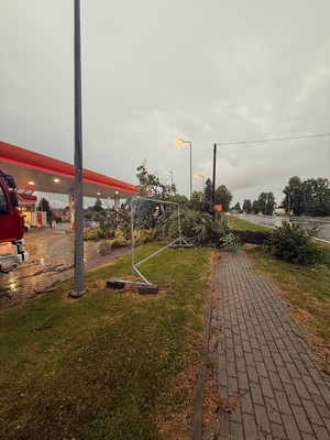 Podkarpaccy policjanci po przejściu burz – ewakuacja obozów harcerskich i wsparcie mieszkańców