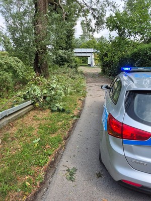 Podkarpaccy policjanci po przejściu burz – ewakuacja obozów harcerskich i wsparcie mieszkańców