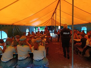 Policjanci omawiają zasady bezpieczeństwa.