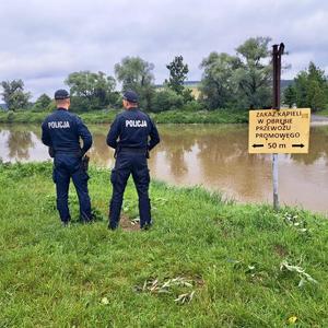 Policjanci monitorują stan wód i odwiedzają obozy harcerskie
