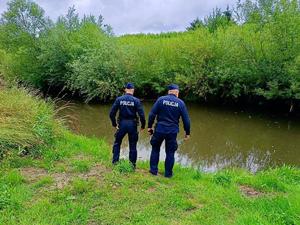 Policjanci monitorują stan wód i odwiedzają obozy harcerskie