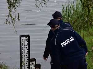 Policjanci monitorują stan wód i odwiedzają obozy harcerskie