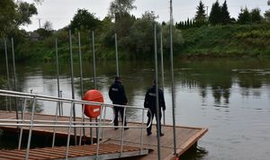 Policjanci monitorują stan wód i odwiedzają obozy harcerskie