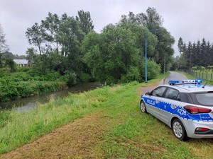 Policjanci monitorują stan wód i odwiedzają obozy harcerskie