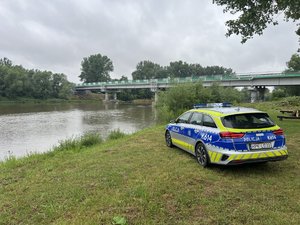 Policjanci monitorują stan wód i odwiedzają obozy harcerskie