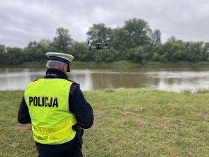 Policjanci monitorują stan wód i odwiedzają obozy harcerskie