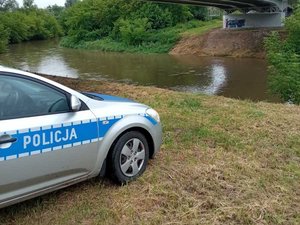 Policjanci kontrolują stan wód i odwiedzają obozy