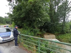 Policjanci kontrolują stan wód i odwiedzają obozy