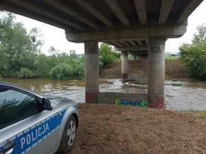 Policjanci kontrolują stan wód i odwiedzają obozy