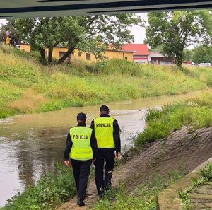 Policjanci kontrolują stan wód i odwiedzają obozy