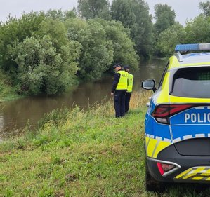 Policjanci kontrolują stan wód i odwiedzają obozy