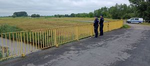 Policjanci kontrolują stan wód i odwiedzają obozy