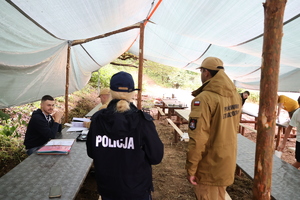 Policjanci kontrolują stan wód i odwiedzają obozy