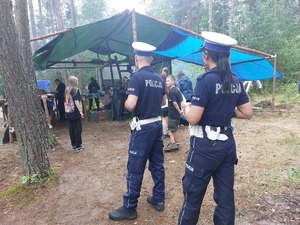 Policjanci kontrolują stan wód i odwiedzają obozy