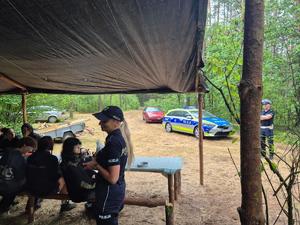 Policjanci kontrolują stan wód i odwiedzają obozy