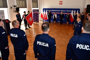 Policjanci i zaproszeni goście podczas uroczystego ślubowania w auli Komendy Wojewódzkiej Policji w Rzeszowie