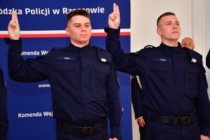 Policjanci i zaproszeni goście podczas uroczystego ślubowania w auli Komendy Wojewódzkiej Policji w Rzeszowie