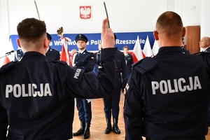 Policjanci i zaproszeni goście podczas uroczystego ślubowania w auli Komendy Wojewódzkiej Policji w Rzeszowie