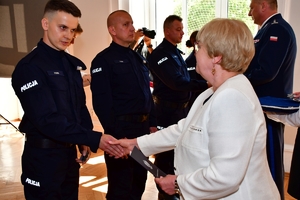 Policjanci i zaproszeni goście podczas uroczystego ślubowania w auli Komendy Wojewódzkiej Policji w Rzeszowie